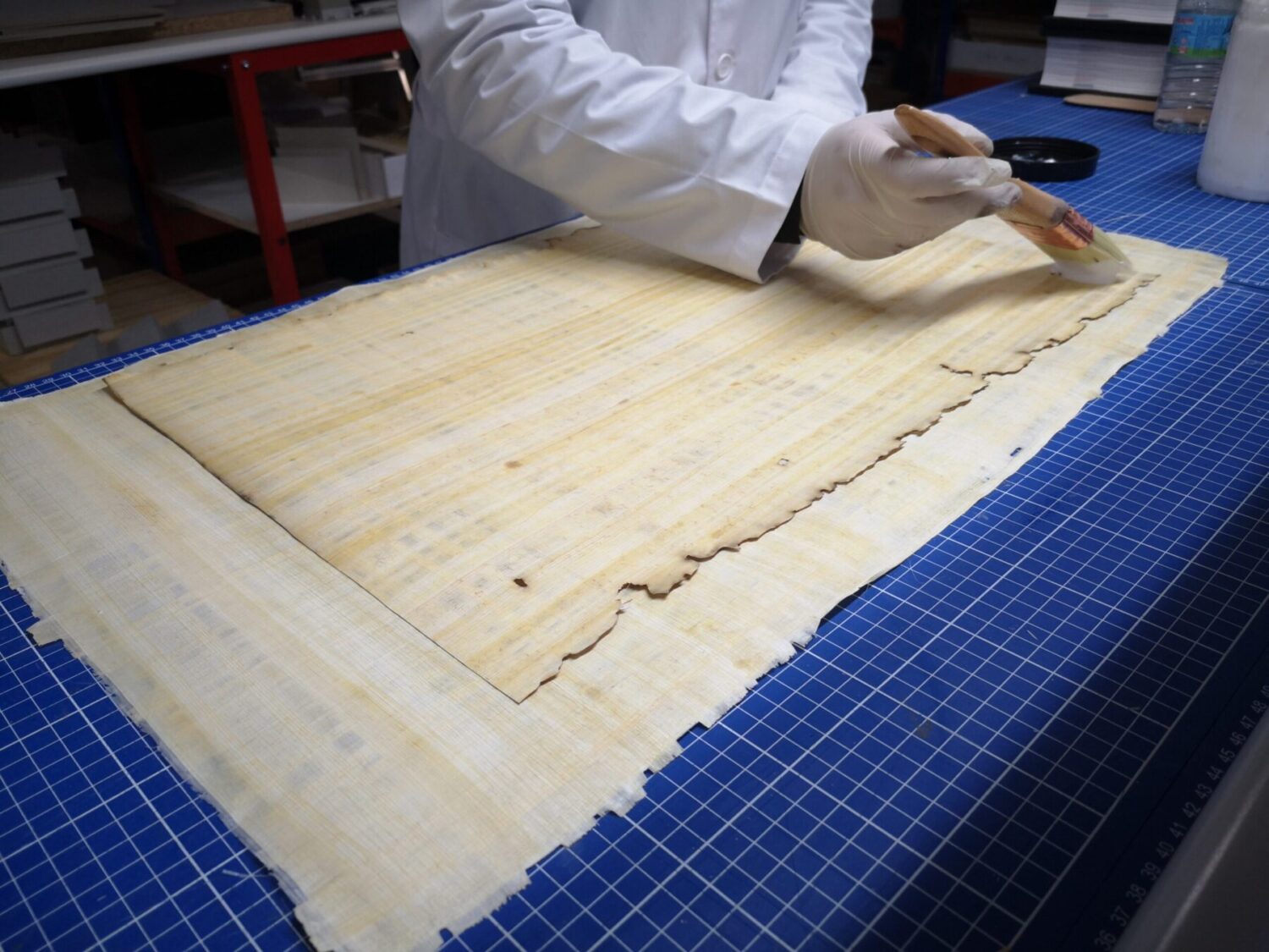 Proceso artesanal del facsimil del papiro de ani. cARTEm BOOKS