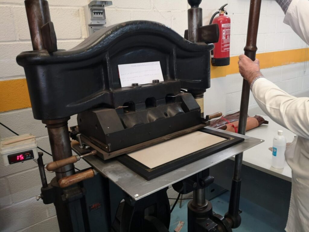 maquina antigua original de encuadernado a mano que tenemos en nuestro taller de bilbao cartembooks